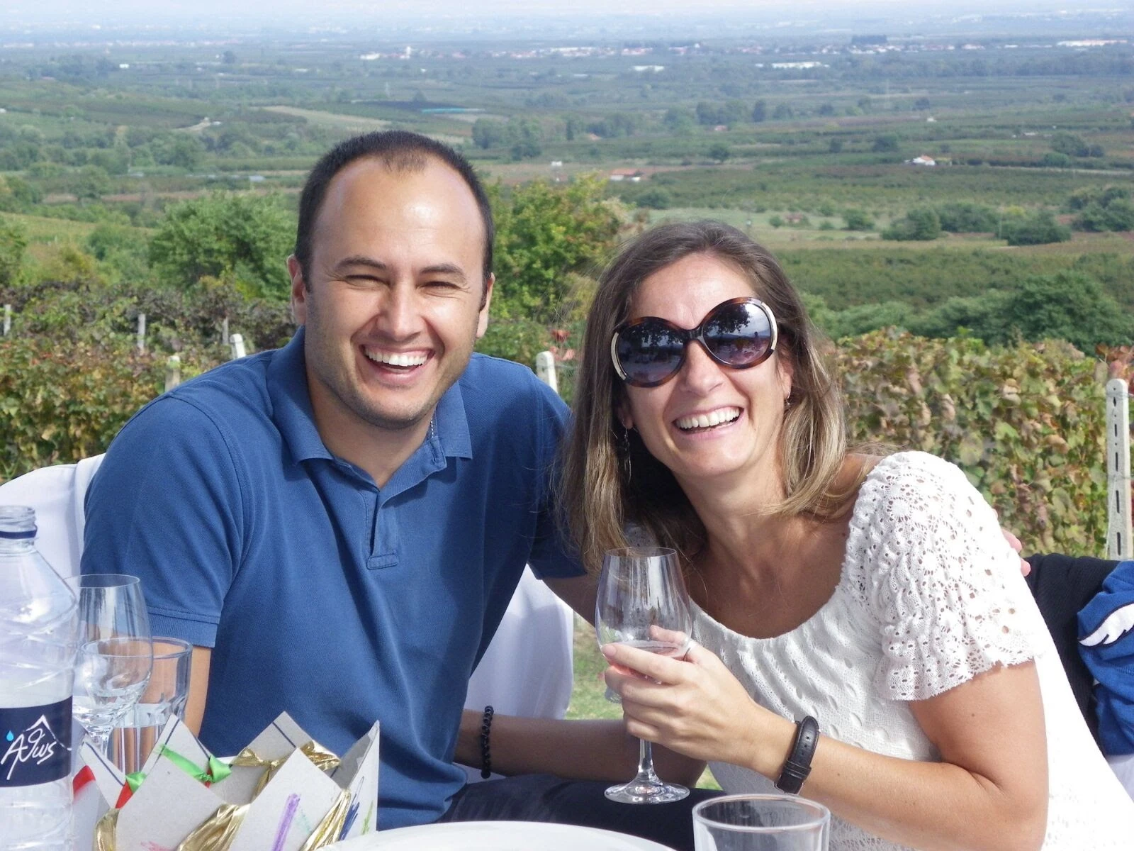 Mε την Ισπανίδα γυναίκα του Μαρία-Ντολόρες στο Γιαννακοχώρι, όπου και το κτήμα Kir-Yianni