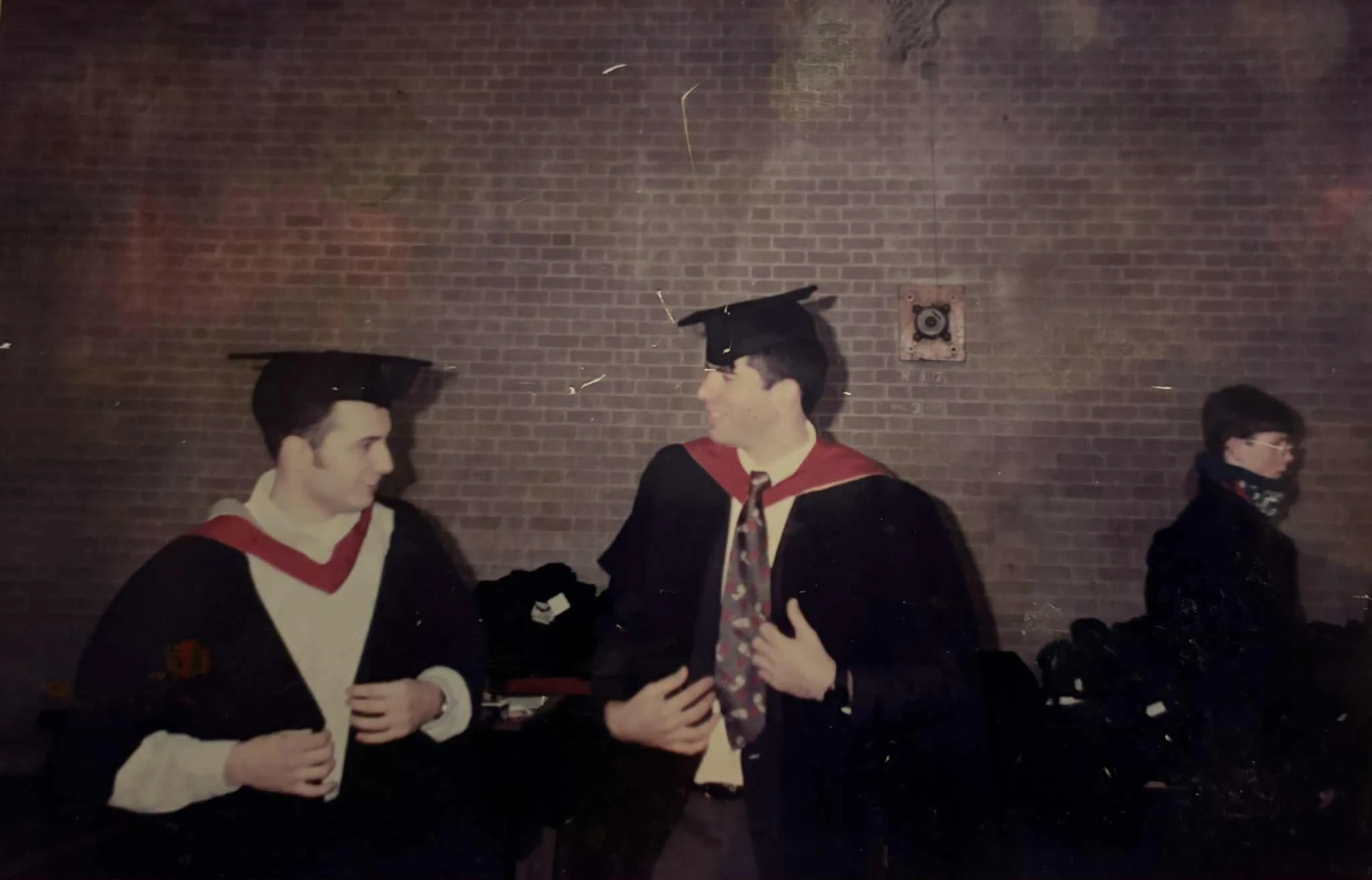 Mε τον φίλο του και συμπαίκτη του στο μπάσκετ Danny Benger κατά τη διάρκεια του μεταπτυχιακού στο Λέστερ