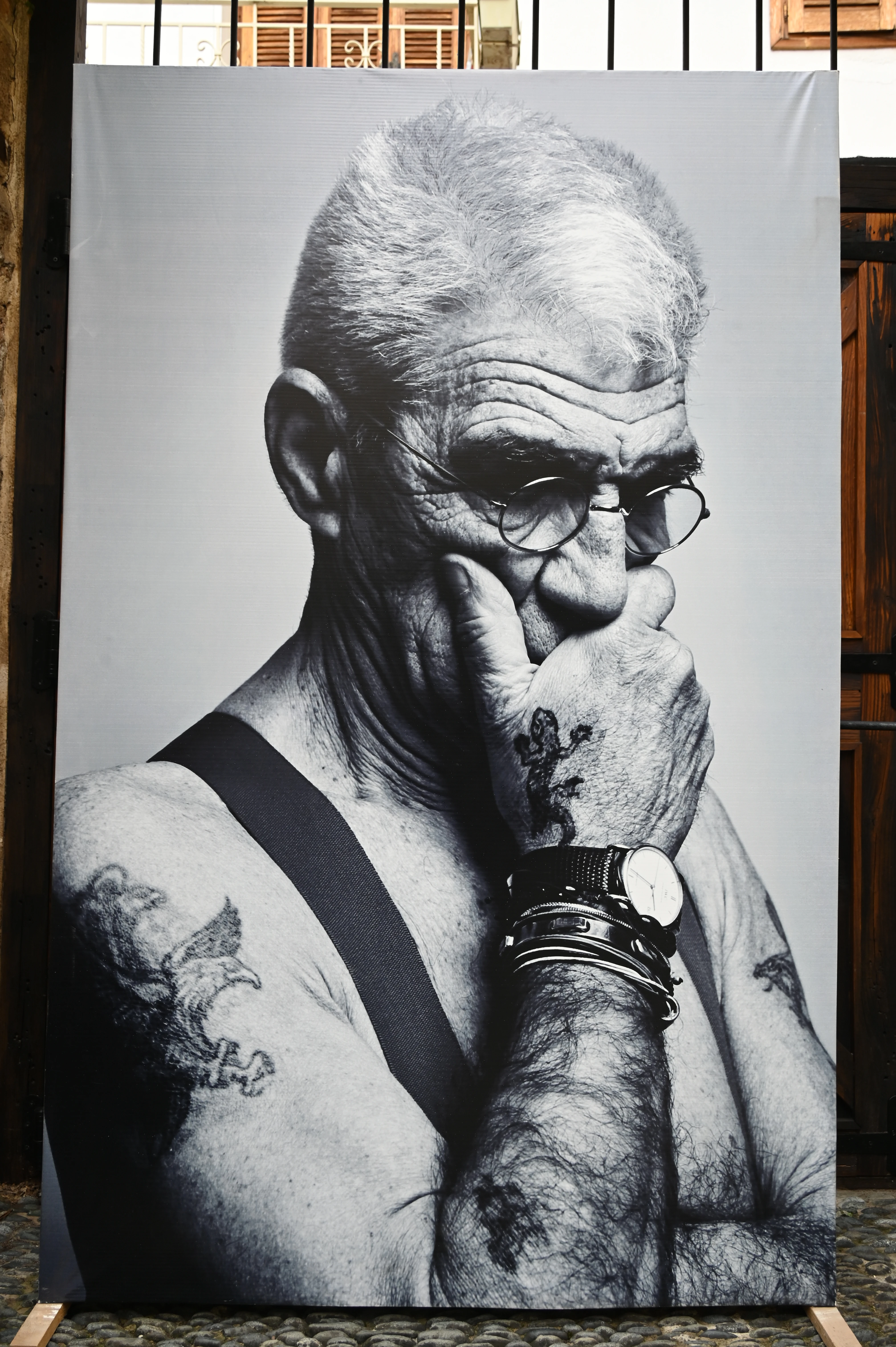 Η φωτογραφία από το εξώφυλλο του βιβλίου του για τον Γιάννη Μπουτάρη