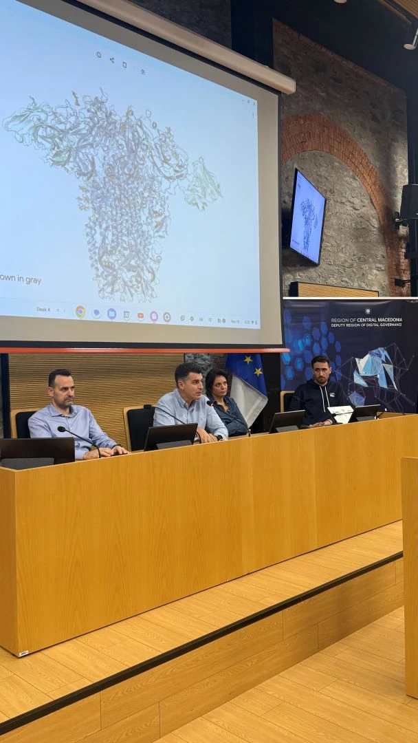 251118-pano-apo-500-foitites-kai-erefnites-ekpaideutikan-se-erghalia-technitis-noimosynis-foto-1.jpg?v=0