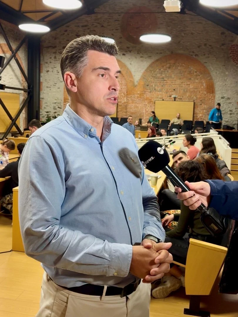 251118-pano-apo-500-foitites-kai-erefnites-ekpaideutikan-se-erghalia-technitis-noimosynis-foto-3.jpg?v=0