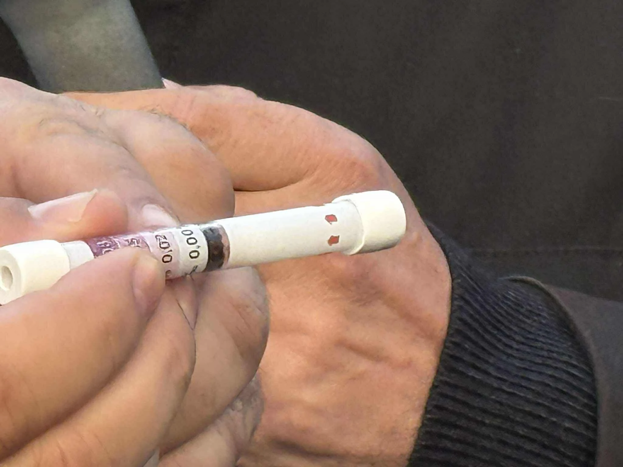 To «alco-selftest» σε χρήση - Οι κόκκοι έχουν πάρει έντονο χρώμα μετά από την δοκιμή με κατανάλωση αλκοόλ 