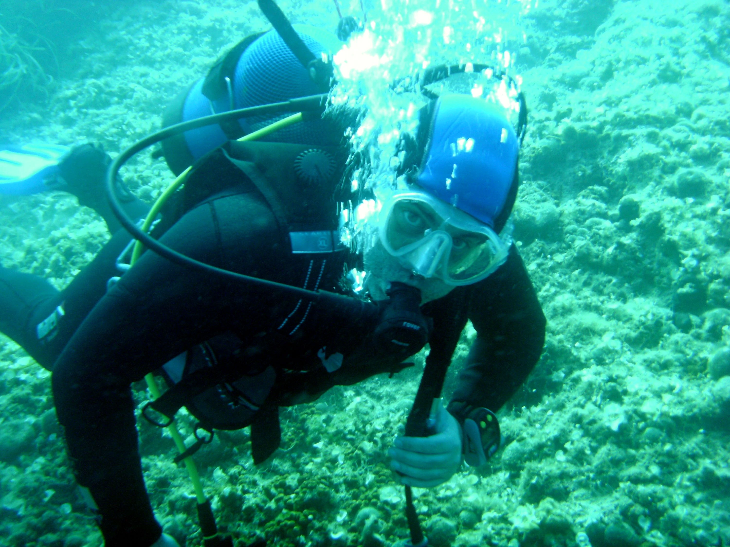H χαλάρωσή του με καταδύσεις. Εδώ στα νερά της Πάφου το 2017