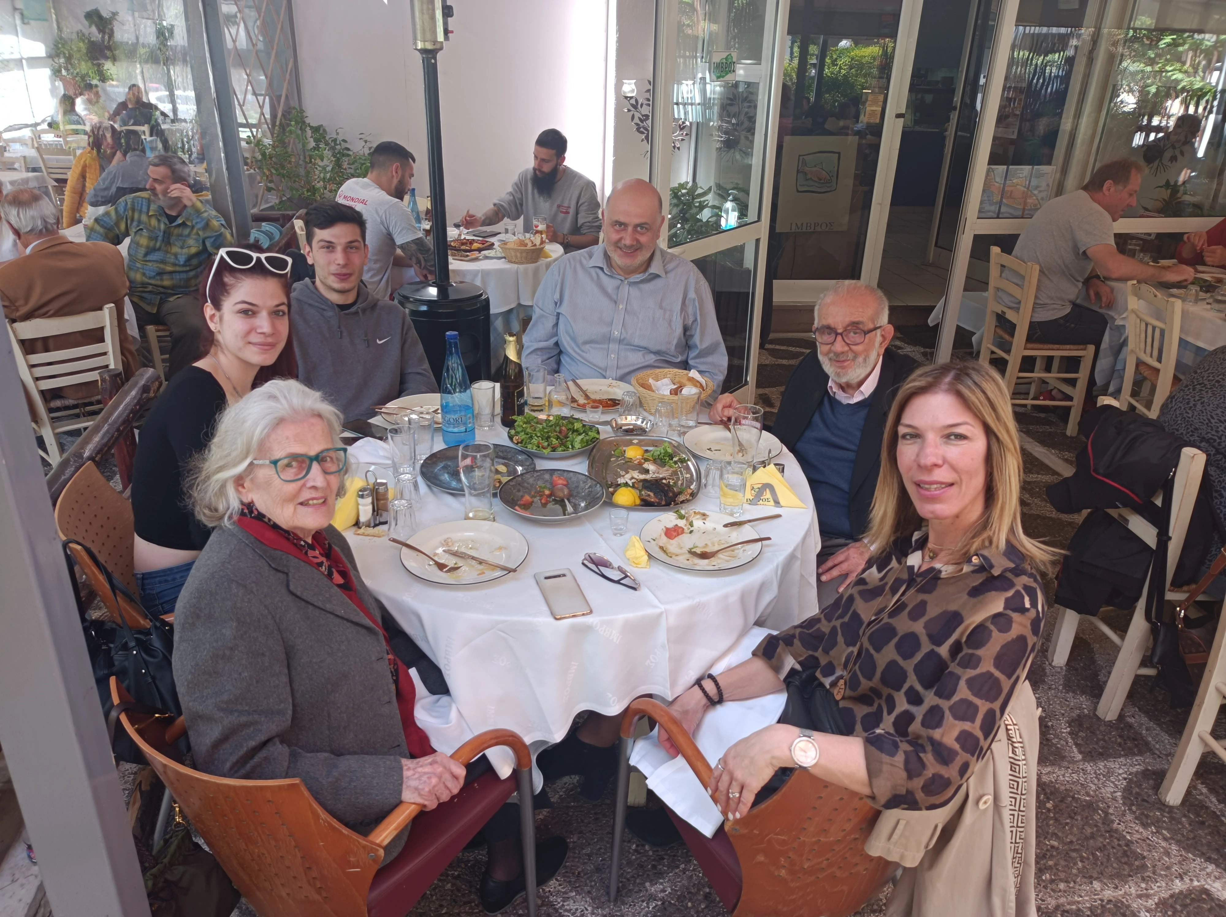 2020: Οικογενειακή φωτογραφία στο πασχαλινό τραπέζι: Μαζί με τους γονείς του, τη σύζυγό του και τα δυό τους παιδιά 