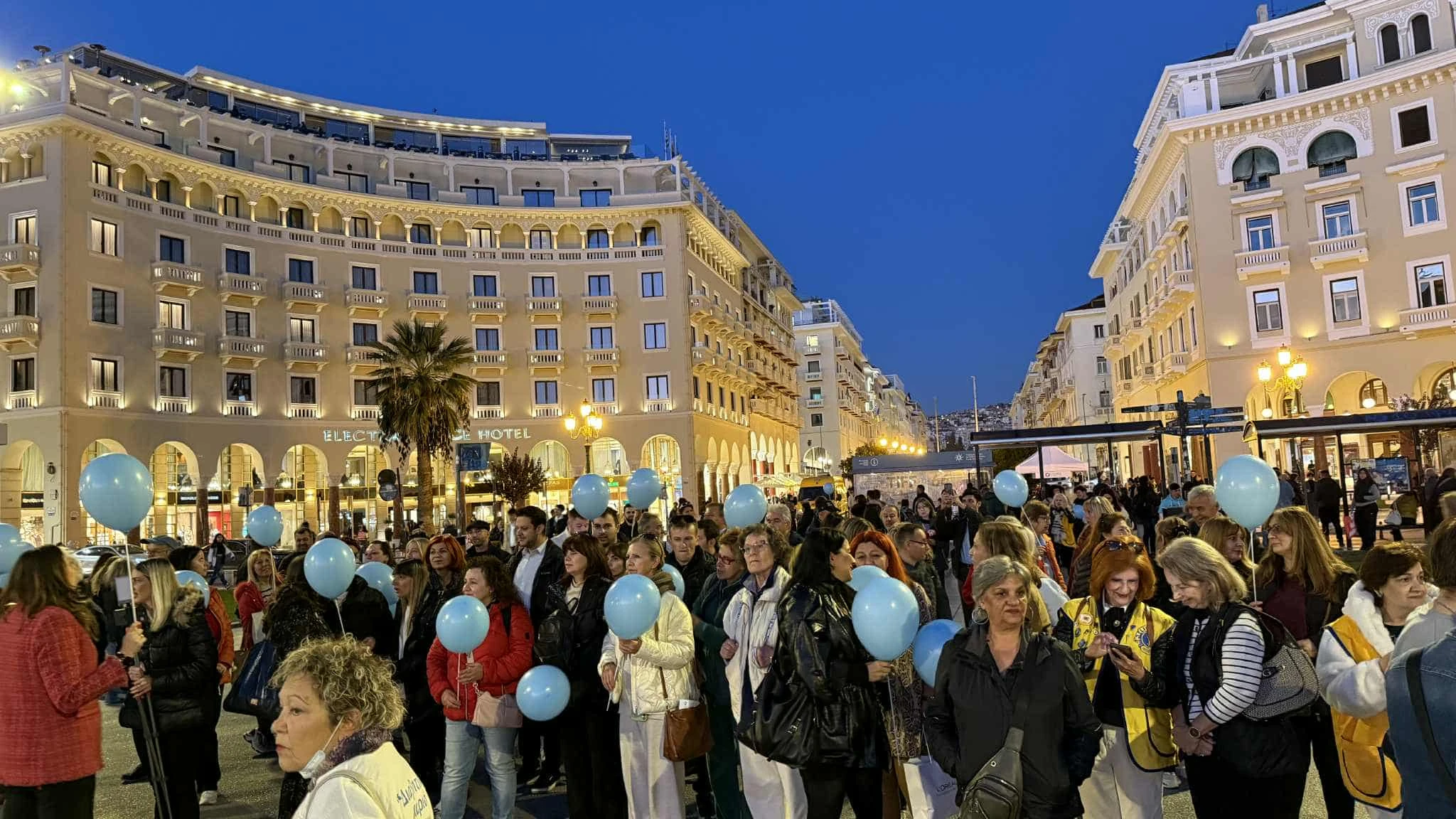 Γέμισε η πλατεία Αριστοτέλους με γαλάζια μπαλόνια στην δράση ευαισθητοποίησης κατά του διαβήτη 