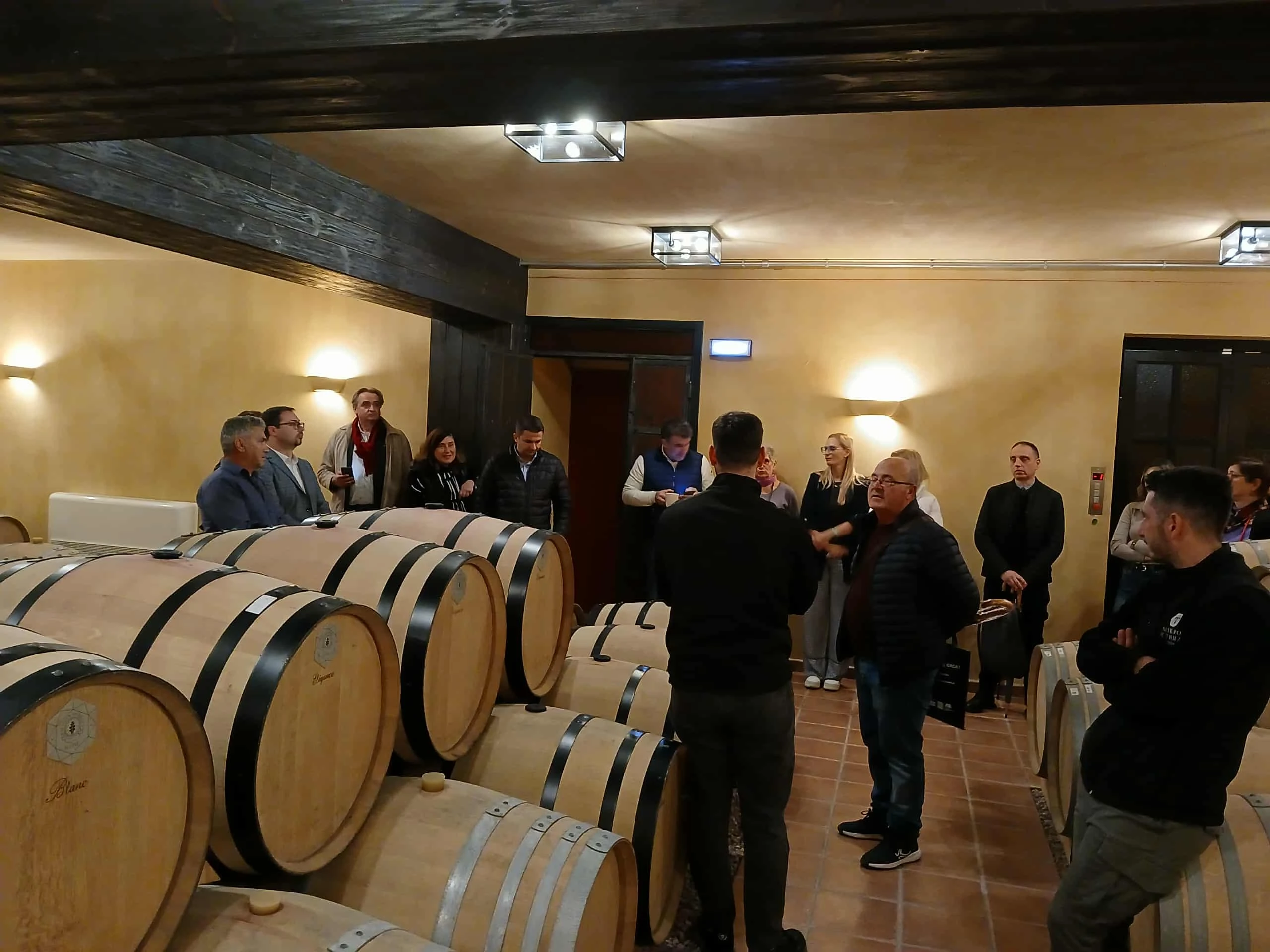 periighisi-ton-etairon-toy-erghoy-sto-oinopoiio-mikro-ktima-titoy.jpg?v=0