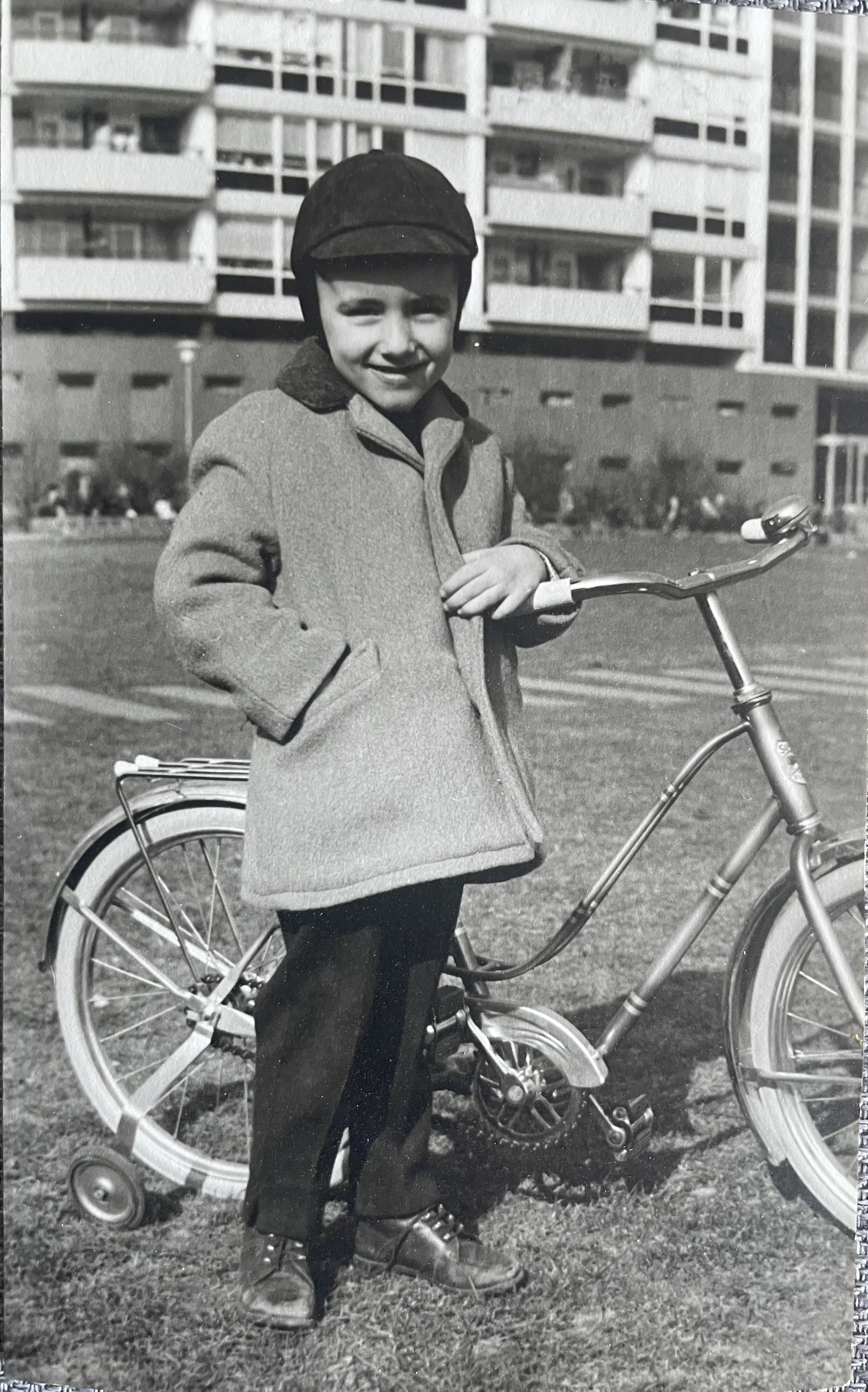 Ο πιτσιρικάς Τσακαλώτος έχοντας παρέα το παιδικό του ποδήλατο