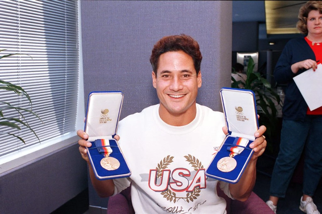 Ο Γκρεγκ Λουγκάνης με τα δύο χρυσά του από τη Σεούλ, 28 Σεπτεμβρίου 1988 (Credit Photo / Associated Press) 