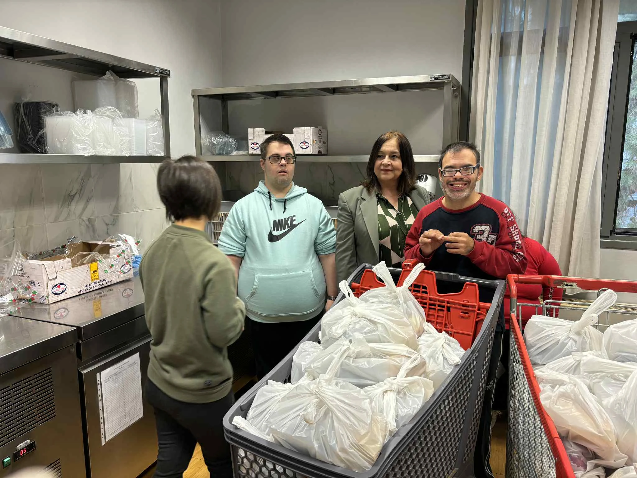          Η δήμαρχος Καλαμαριάς με μία ομάδα του Πανελλήνιου Σ﻿υλλόγου Συνδρόμου Down     