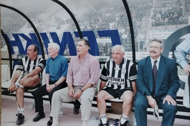 Από αγώνα βετεράνων με τη φανέλα του ΠΑΟΚ. Διακρίνονται οι αείμνηστοι Λες Σάννον, προπονητής και Αρίσταρχος Φουντουκίδης,παλαίμαχος ποδοσφαιριστής και, στα άκρα, οι Χρήστος Τζαβέλλας, ποδοσφαιριστής και Γιάννης Χατζηιωάννου, δικηγόρος-δημοσιογράφος
