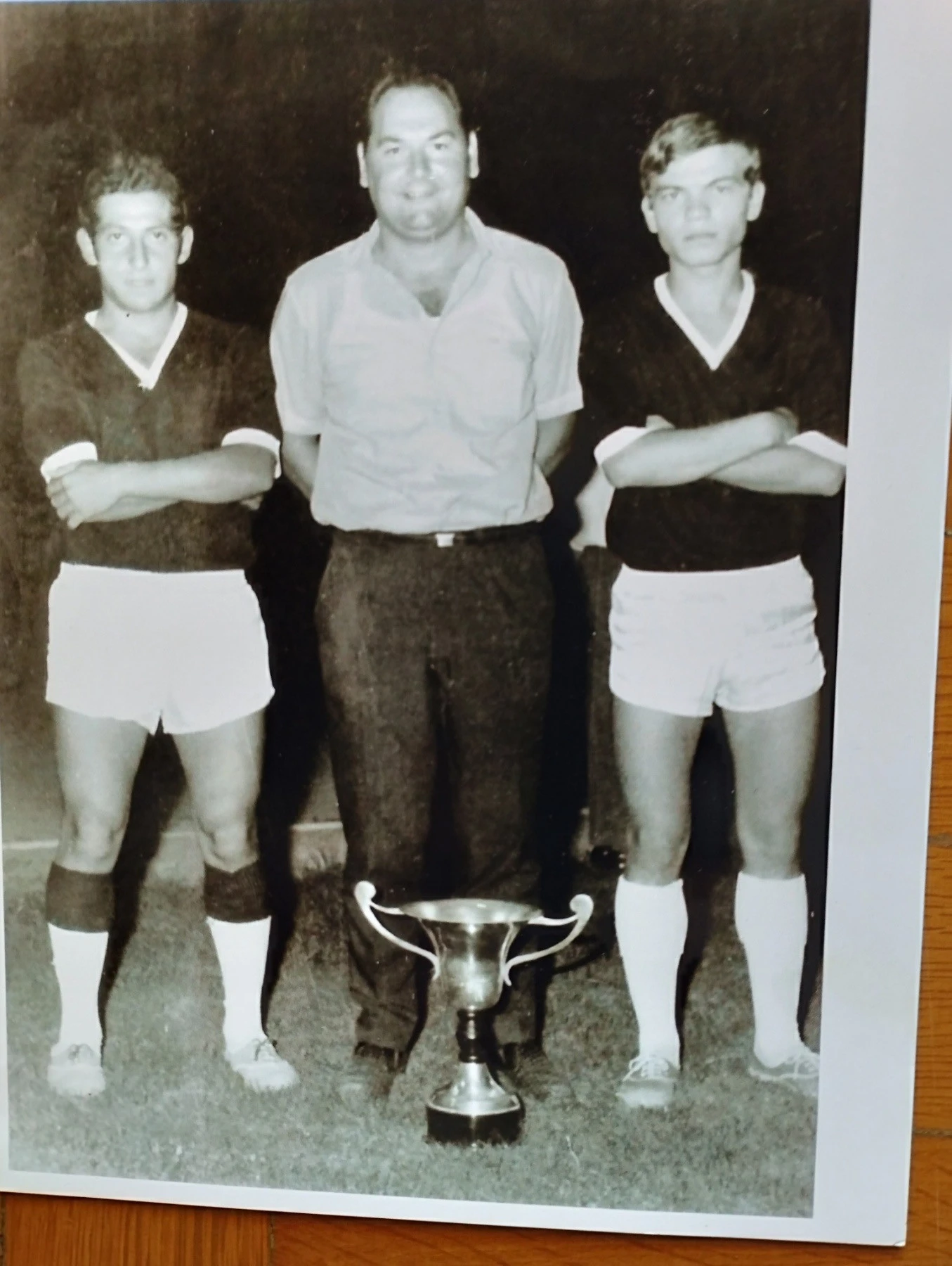 Ιούλιος του 1969: Από την απονομή του κυπέλλου του πανελλήνιου πρωταθλήματος εφήβων, σε αγώνα στο Καυτανζόγλειο στάδιο,με τον προπονητή του Λάκη Πρόγιο και τον συμπαίκτη του Κούλη Παπάζογλου