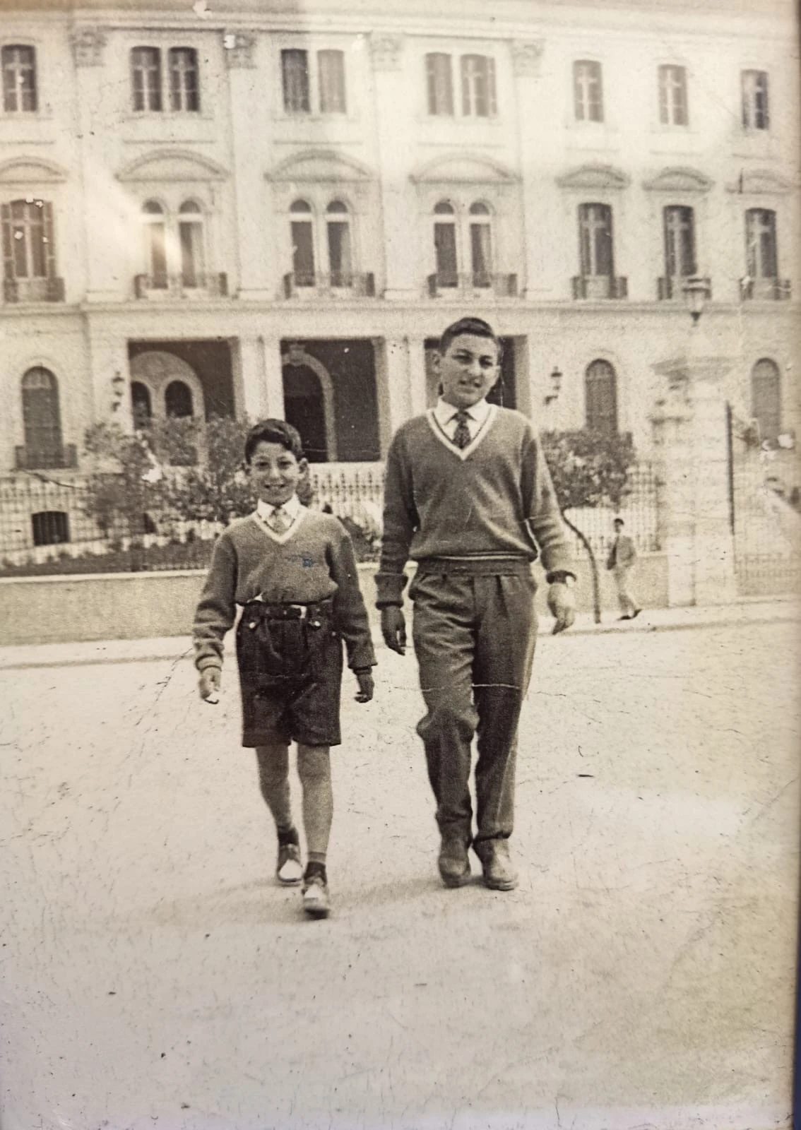 Με τον αδελφό του, Κώστα, μπροστά από το Διοικητήριο