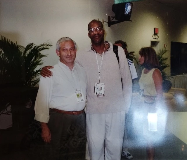 Με τον Ολυμπιονίκη  Έντουιν Μόουζες που κέρδισε 2 χρυσά μετάλλια και ένα χάλκινο στους Ολυμπιακούς Αγώνες του Σίδνεϋ, το 2000