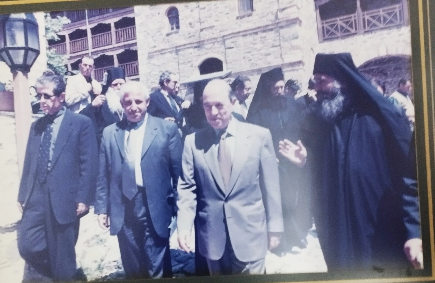 Συνοδεύοντας τον Πρωθυπουργό Κώστα Σημίτη σε επίσκεψή του στο Άγιον Όρος