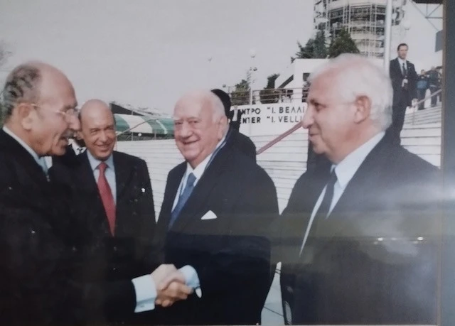 Χαιρετισμός με τον Πρόεδρο της Ελληνικής Δημοκρατίας Κωστή Στεφανόπουλο