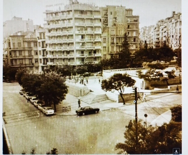 Η εμβληματική μαρμάρινη  «πλατεία Διοικητηρίου». Το σπίτι όπου διέμενε η οικογένεια Λυσαρίδη, από το 1928 μέχρι το 1975, δίπλα από το ξενοδοχείο «ΠΑΡΚ».  Το μπαλκόνι της κατοικίας, στον 3ο όροφο, κυριολεκτικά "κρεμόταν" πάνω από την πλατεία