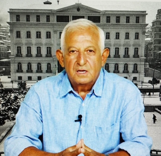 Με φόντο το κτήριο του «Διοικητηρίου», μετέπειτα "Υπουργείο Μακεδονίας - Θράκης