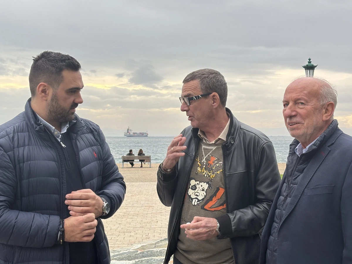 Νίκος Πατσέας και Κωνσταντίνος Πάλλας με τον δημοσιογράφο της «ΜτΚ», Νίκο Οικονόμου.