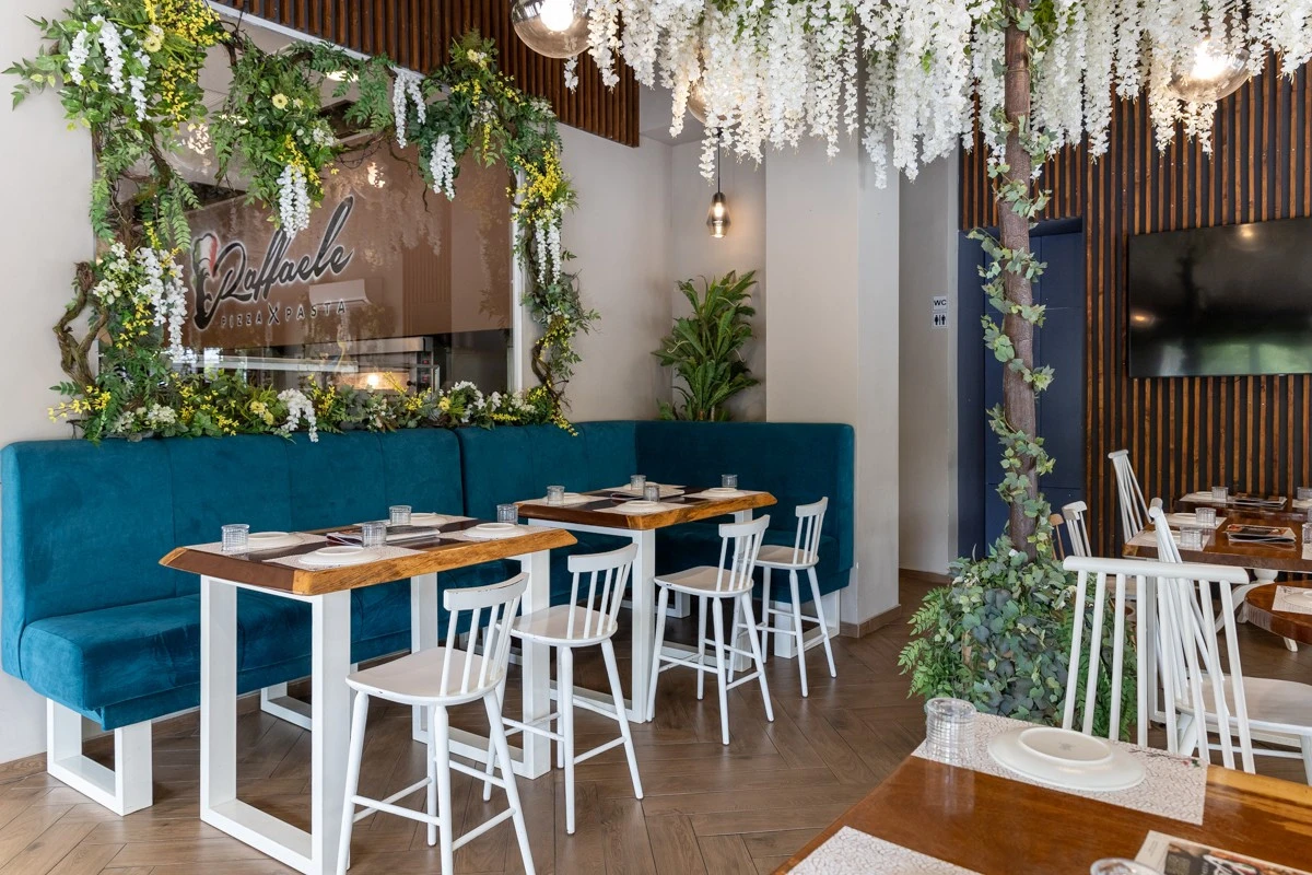 <i>Το κατάστημα “Raffaele” της Τούμπας, με το χαρακτηριστικό δέντρο στο εσωτερικό του.</i>