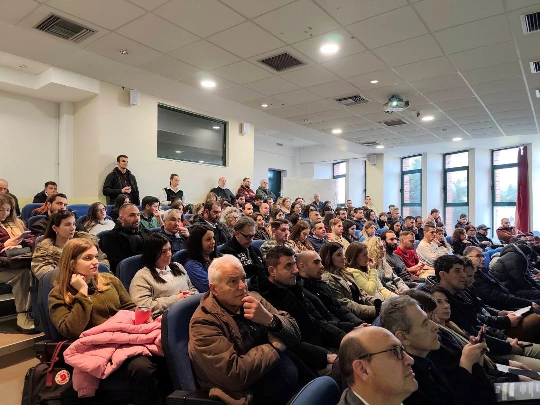 251217-me-ti-sindiorghanosi-tis-pkm-to-1o-diethnes-sinedrio-ai-education-foto-1.jpg?v=0