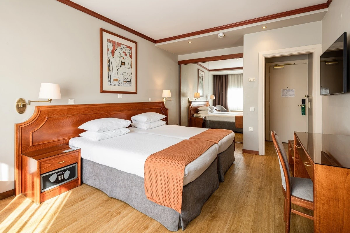 holiday-inn-10.jpg?v=0