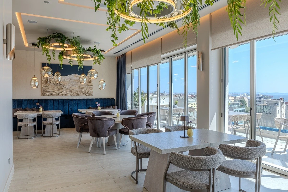 holiday-inn-12.jpg?v=0