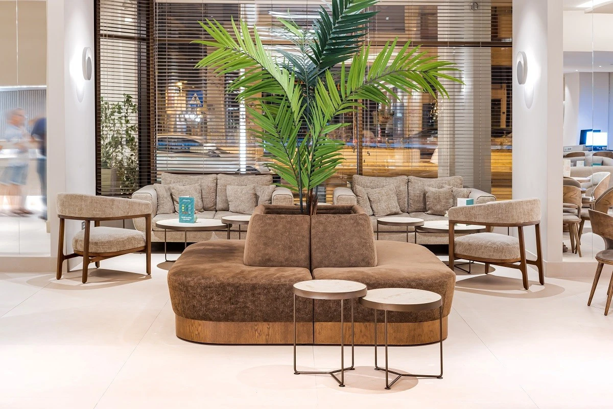 holiday-inn-6.jpg?v=0