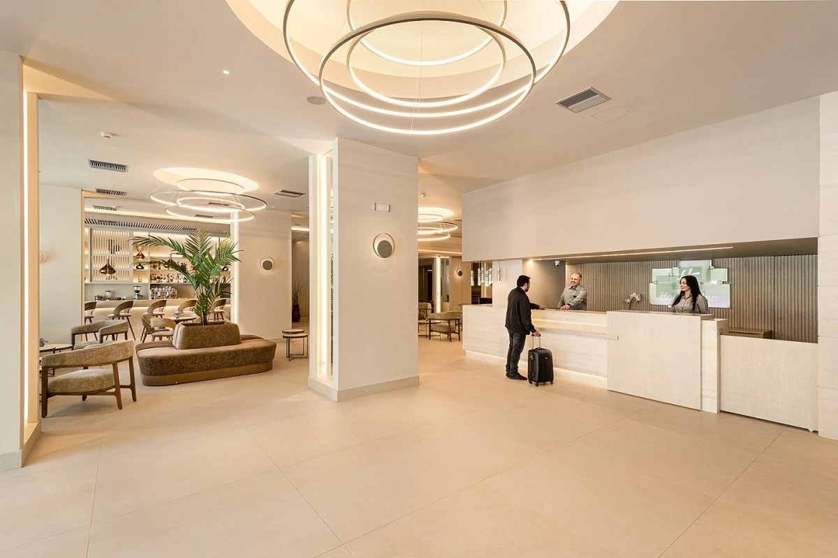 holiday-inn-7.jpg?v=0