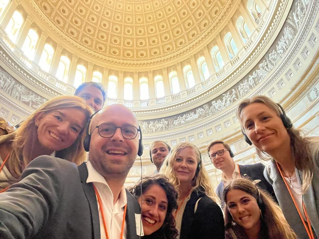 Φωτογραφία από το Κογκρέσο με διεθνή ομάδα υποτρόφων του State Department