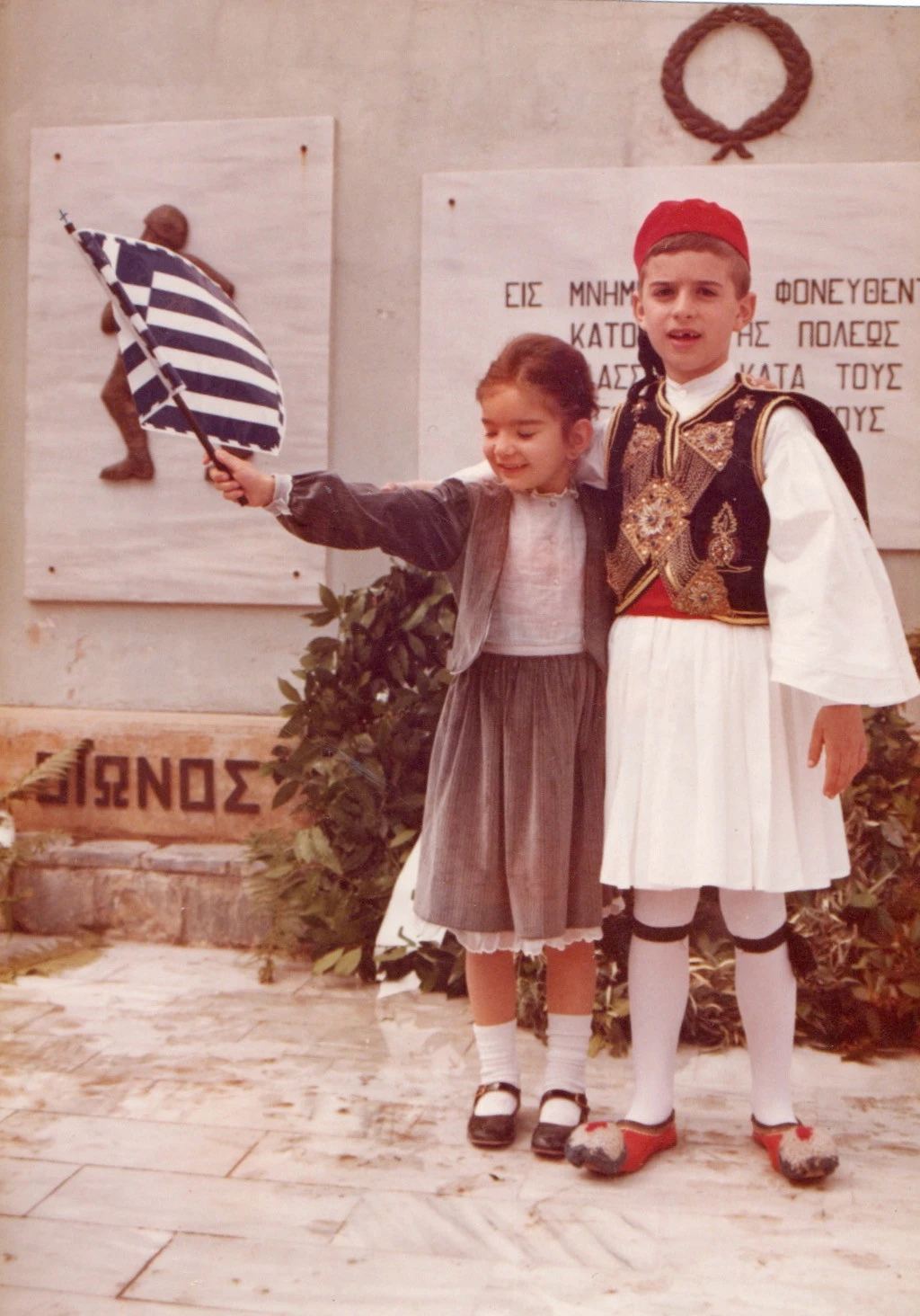 Ως μικρό τσολιαδάκι, μαζί με τον αδελφό της