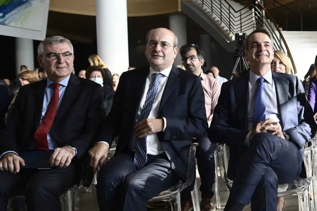 Ως υφυπουργός Εργασίας με τον πρωθυπουργό Κυριάκο Μητσοτάκη και τον τότε υπουργό Εργασίας Κωστή Χατζηδάκη