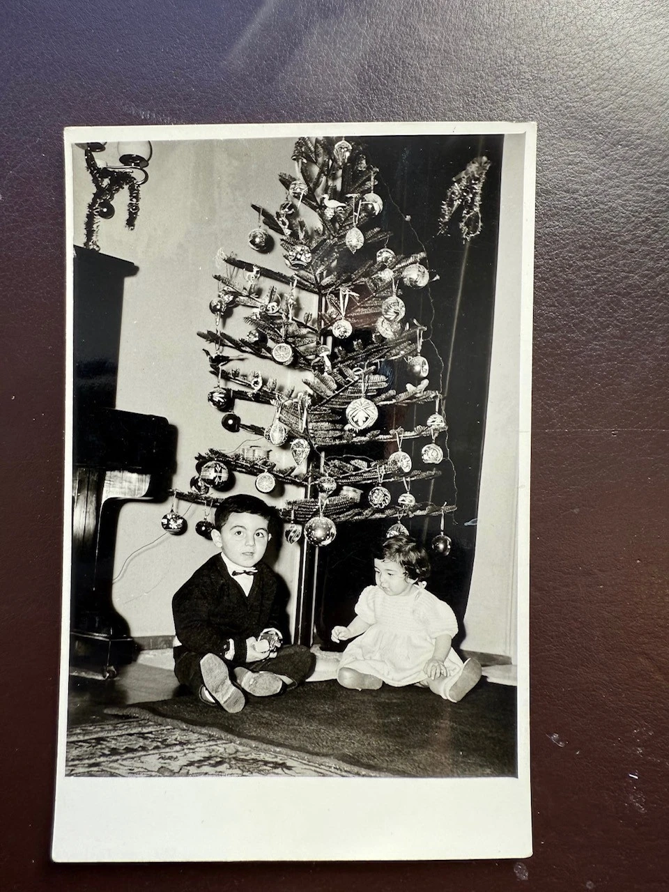 Σε ηλικία 3 ετών με την αδελφή του στο σπίτι του θείου του και πρώην δημάρχου Θεσσαλονίκης Μιχάλη Παπαδόπουλου