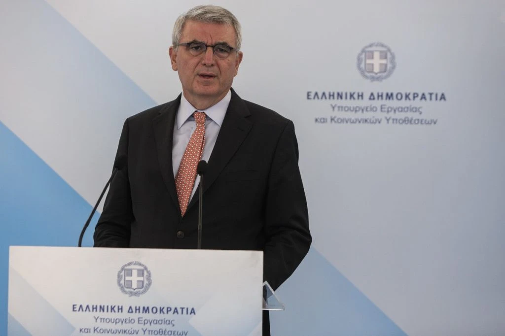 Στο βήμα ως υφυπουργός Εργασίας