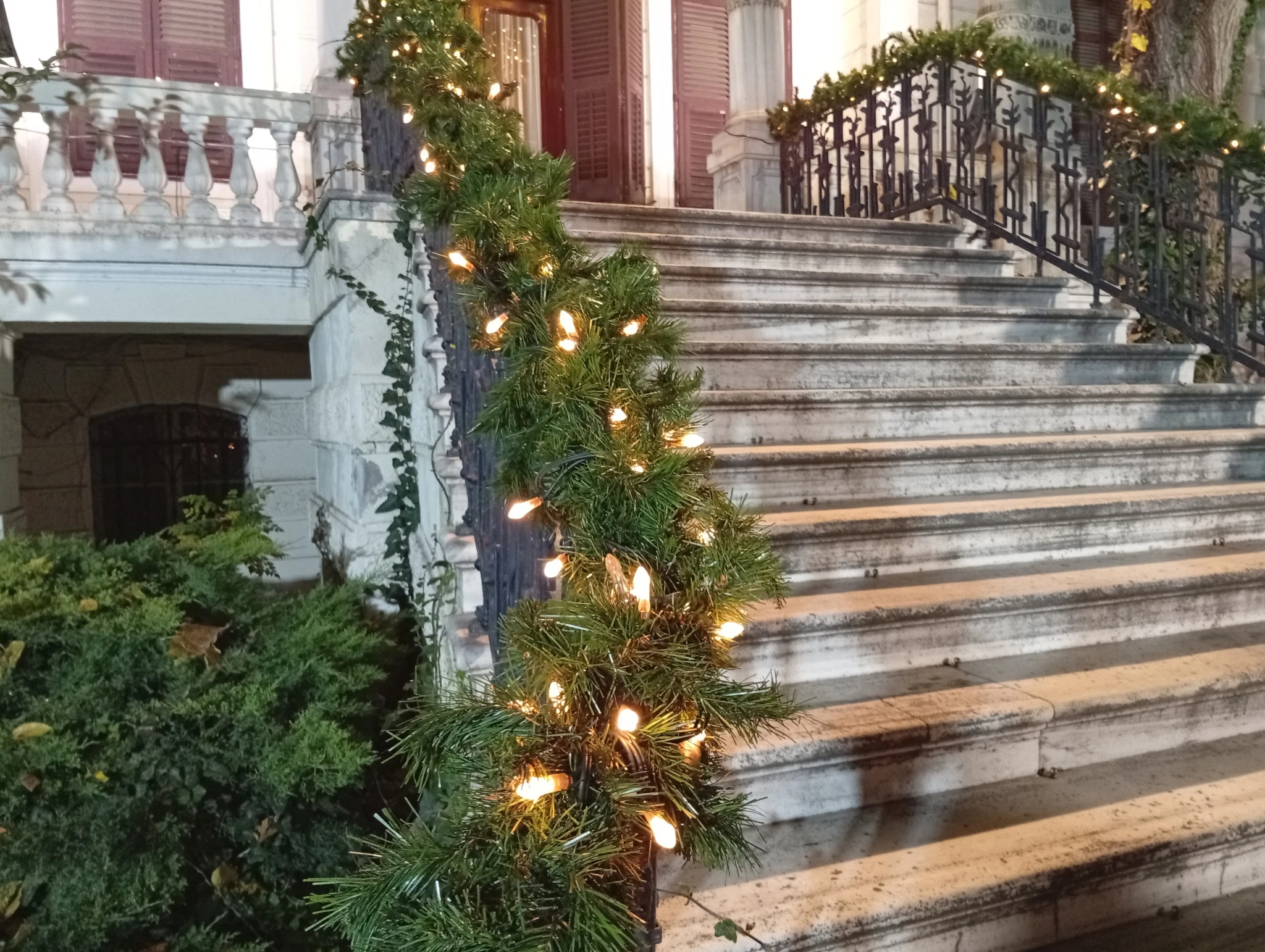 Η στολισμένη είσοδος της Βίλας Μορντώχ