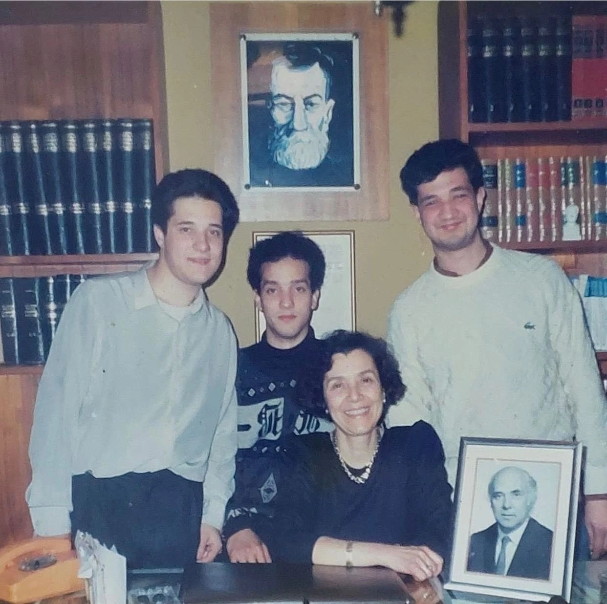 Με τη μητέρα του και τα δύο του αδέλφια, έχοντας δίπλα τους τη φωτογραφία του πατέρα τους