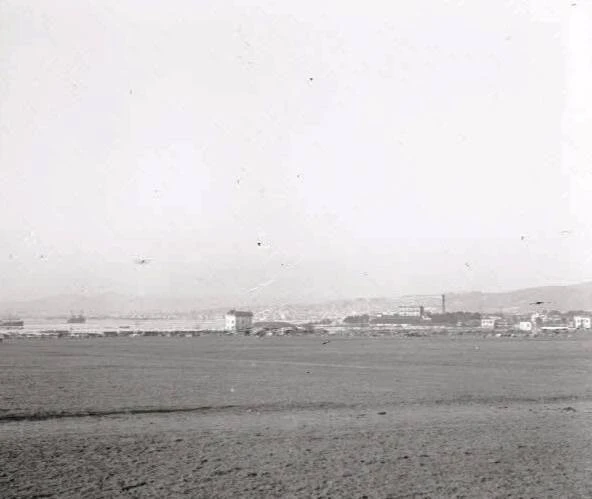 Η ατέλειωτη έκταση του αεροδρομίου, στη μέση διακρίνεται η βίλλα του Ραχμή Μπέη η η βίλλα των αεροπορων. Δεξιά της διακρίνεται το Αλλατίνη με την καμινάδα του. 