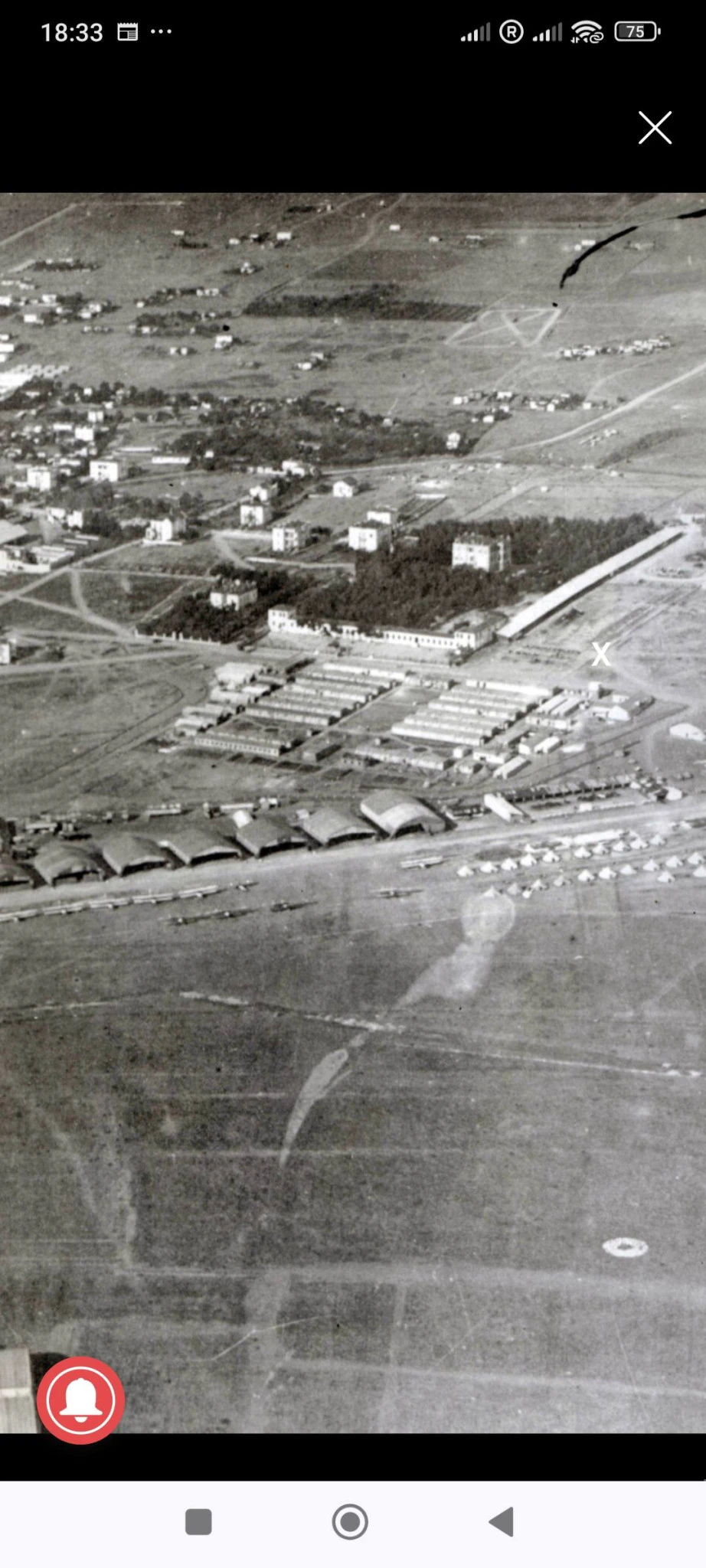 Αεροφωτογραφία του αεροδρομίου. Επάνω η βίλλα Αλλατίνη,δεξιά της με Χ η θέση του μνημείου. 