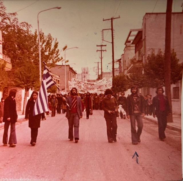 Νοέμβριος του 1976 στην Κομοτηνή, σε διαδήλωση για την επέτειο του Πολυτεχνείου, ως πρόεδρος του Συλλόγου Φοιτητών&nbsp;της Νομικής Σχολής της Θράκης. Διακρίνεται δεύτερος&nbsp;από δεξιά με το μούσι