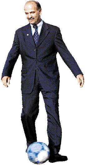 Φωτογραφία μοντάζ με μια μπάλα στα πόδια από την εποχή που ήταν υφυπουργός Αθλητισμού