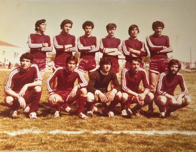 Γενειοφόρος στην ομάδα «Προοδευτική» Σταυροχωρίου. Διακρίνεται καθιστός ο πρώτος από τα δεξιά