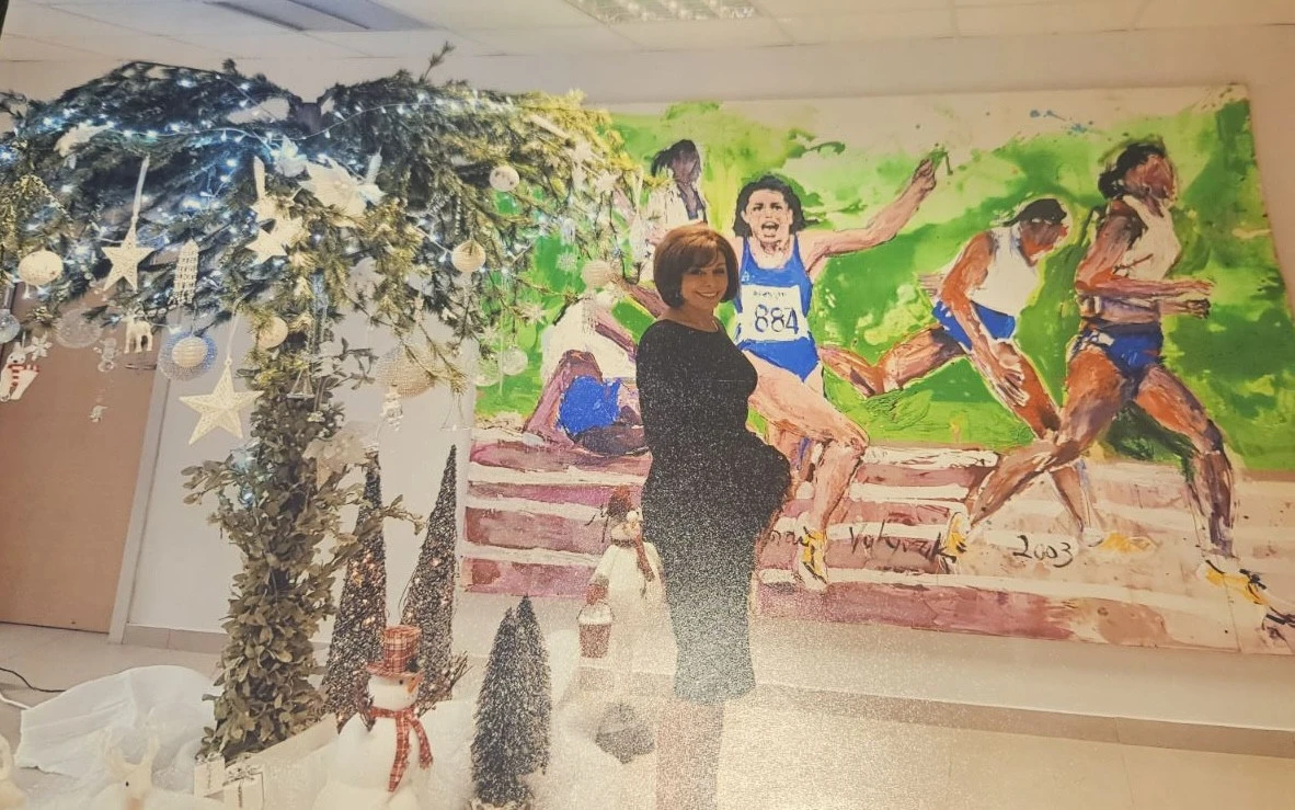 Ως αντιπεριφερειάρχης Θεσσαλονίκης έχοντας ως φόντο τον πίνακα με τον τερματισμό της Βαρκελώνης