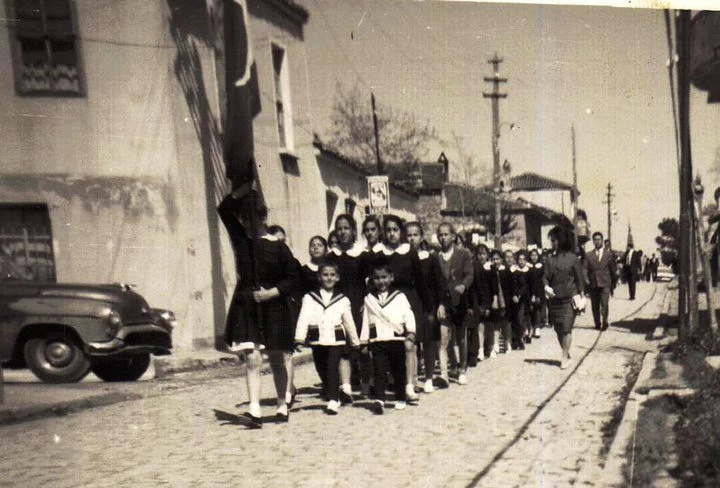 Παρέλαση ελληνόπουλων με την τούρκικη σημαία - Ίμβρος μετά το 1922 και&nbsp;τη Μικρασιατική καταστροφή