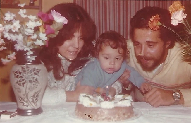 Με την γυναίκα του Βίκυ και τον υιό του, Τάσο στα μέσα της δεκαετίας του 