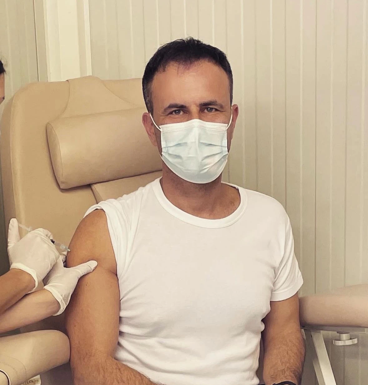 Το 2021 ενώ εμβολιάζεται την περίοδο της πανδημίας