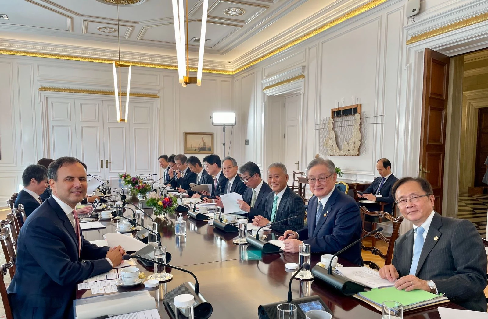 Επί τω έργω τον Οκτώβριο του 2022, με Ιάπωνες επιχειρηματίες στο Μέγαρο Μαξίμου