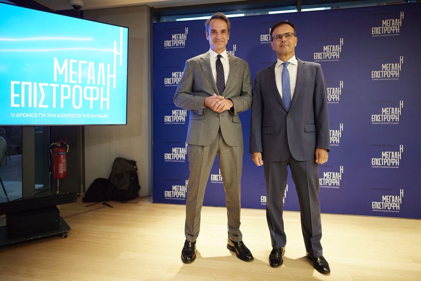 -Με τον πρωθυπουργό Κυριάκο Μητσοτάκη στο περιθώριο της παρουσίασης του βιβλίου του στην Αθήνα