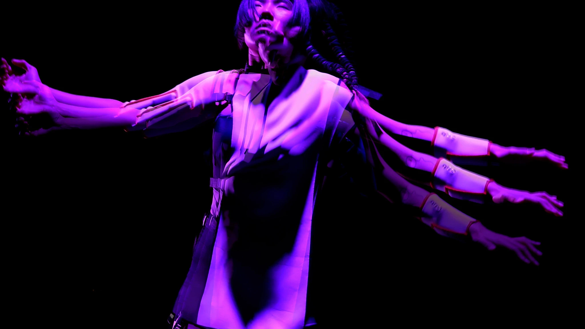 Αφροδίτη Ψαρρά,&nbsp;Ventriloquist Ontology, 2021, βίντεο και ρούχο, διάρκεια βίντεο: 9’:46”&nbsp;