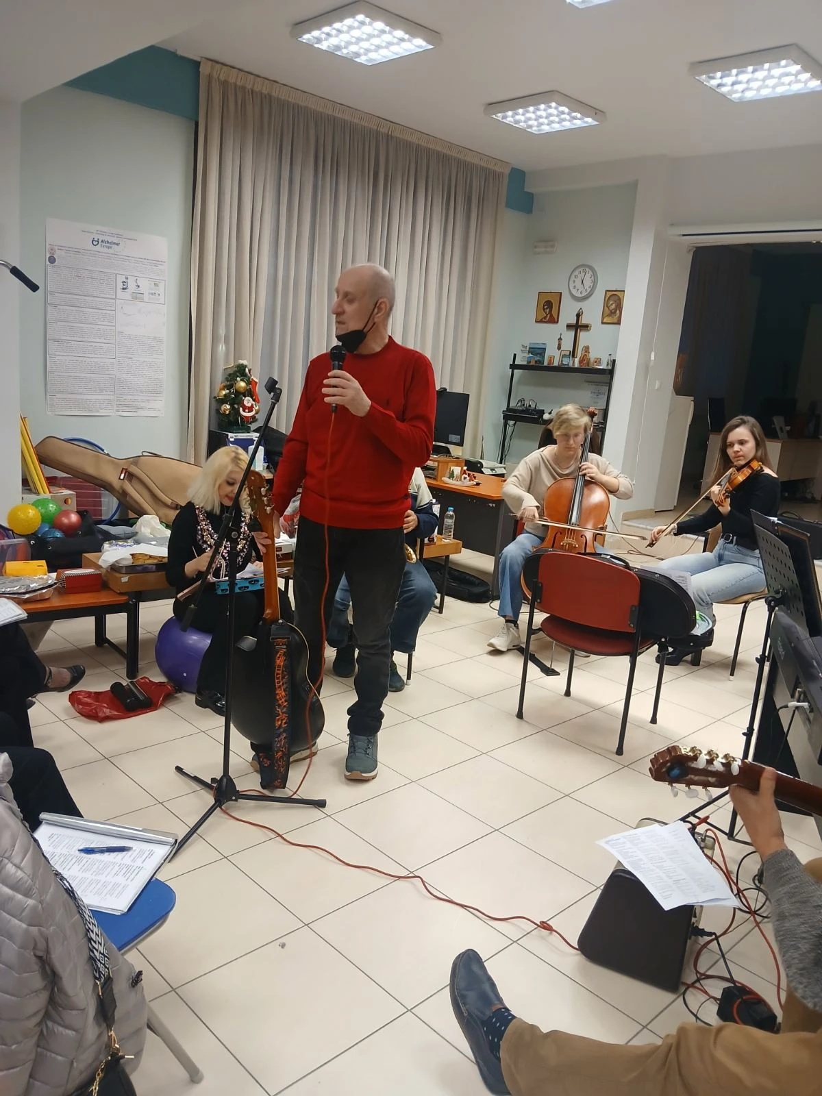 Ο σκηνοθέτης - παραγωγός Δημήτρης Καλαμάρας εν μέσω πρόβας