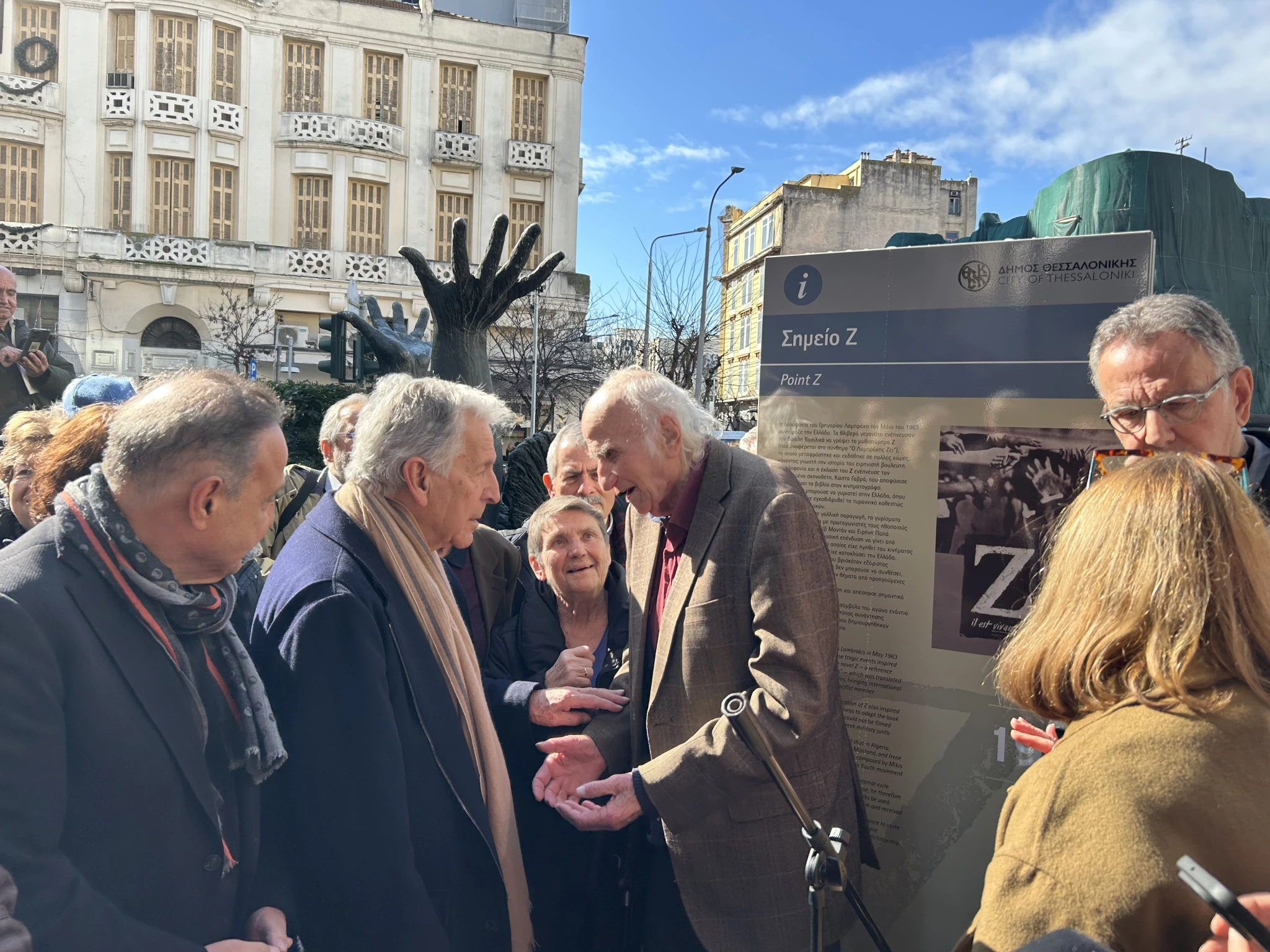 <b>ΜΕ ΤΗΝ ΚΑΙΤΗ ΤΣΑΡΟΥΧΑ ΚΑΙ ΤΟΝ ΣΠΥΡΟ ΣΑΚΕΤΑ</b>