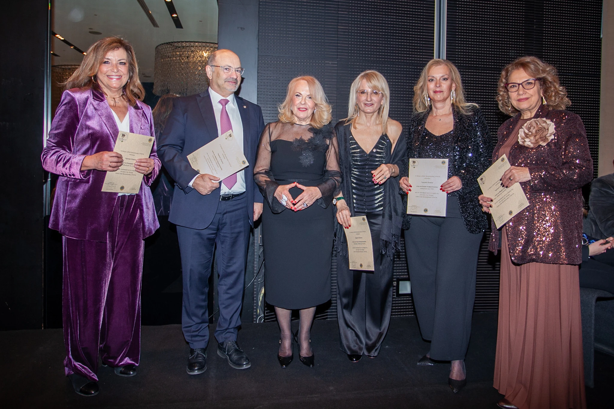 Τα μέλη της Διεπιστημονικής Επιτροπης των Βραβείων ΥΠΑΤΙΑ Έφη Τζίβα, Χρήστος Εμμανουηλίδης, Γιάννα Παναγοπούλου, Ρούλα Ανδρεόπουλου, Μαρία Σωμαλη με την Πρόεδρο της Λέσχης LIONS Θεσσαλονίκη ΥΠΑΤΙΑ Στήβη Σιωζοπούλου